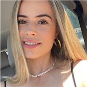 Profesora de Piano, Iniciación Musical, Música y Movimiento y Lenguaje Musical especializada en niños